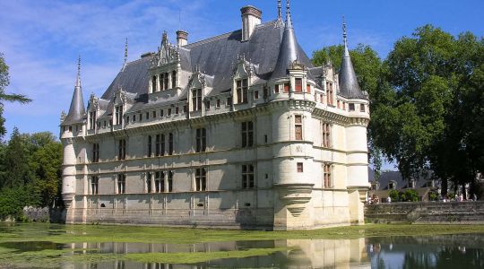 Vue générale sur un château de la Loire