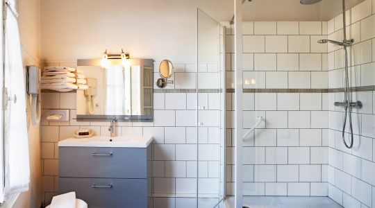 Salle de bain avec douche à Chinon