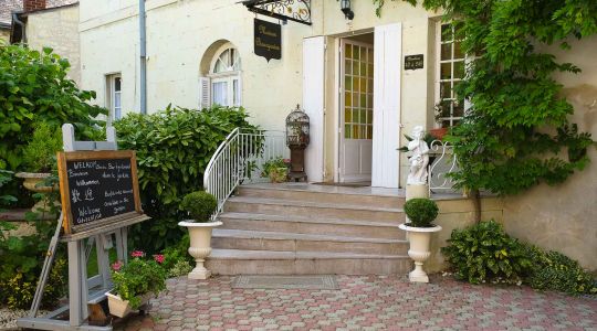 Entrée d'hôtel à chinon