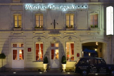 Façade de l'hôtel le Platagenêt à Chinon de nuit