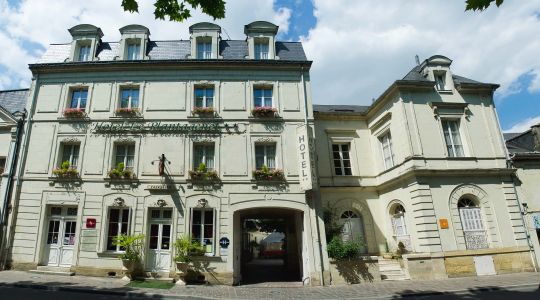 Façade de l'hôtel Plantagenêt à Chinon