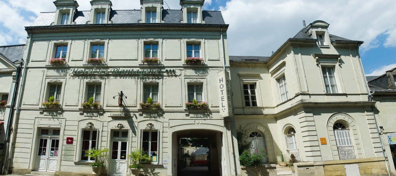 Façade hôtel le Plantagenêt à Chinon